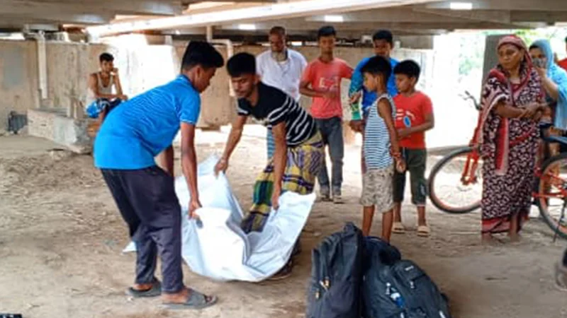 ট্রেনের ছাদে টিকটকে ভিডিও করছিলেন চার যুবক, ছিটকে পড়ে মৃত্যু দুইজনের